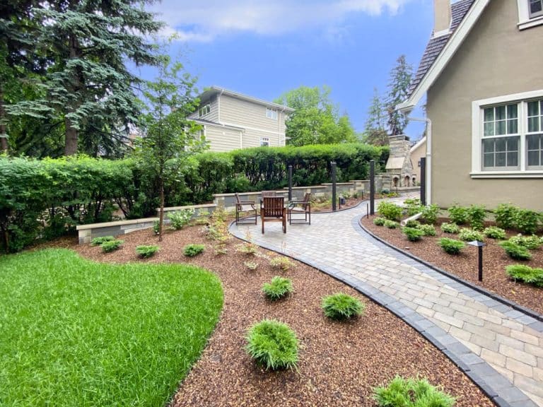 Paving stone driveway with border detail