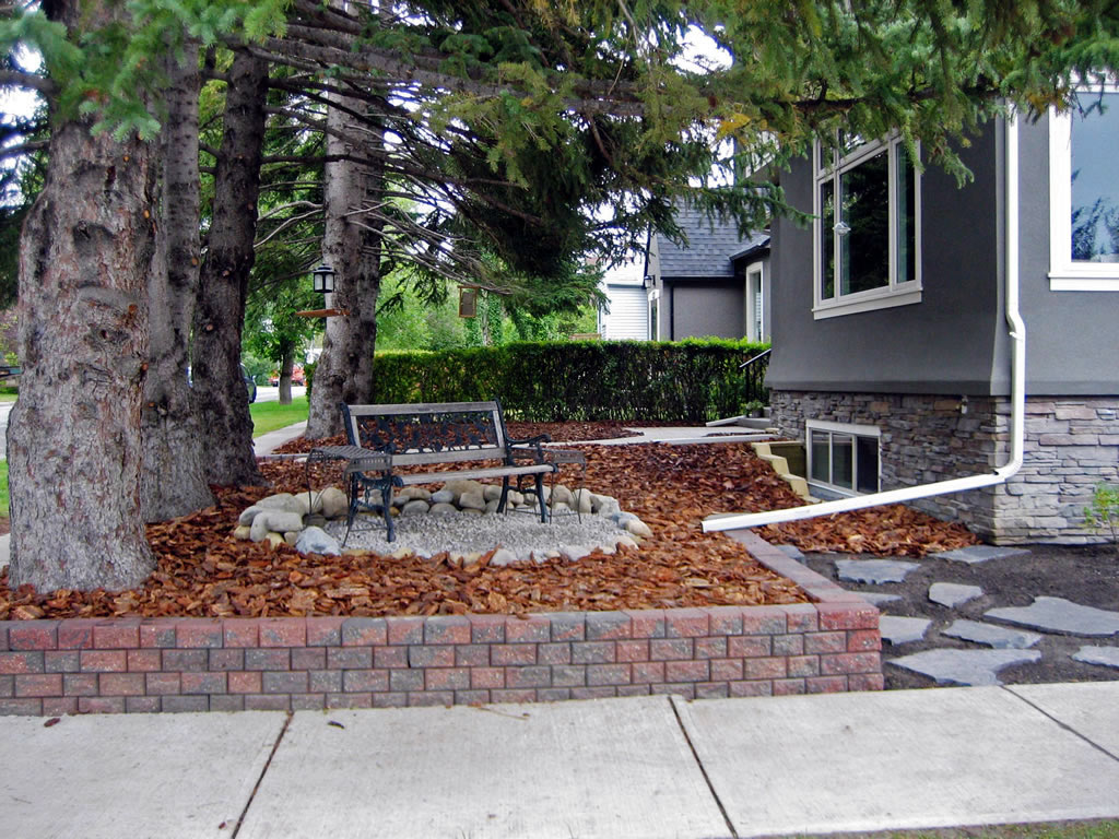 Paving stone patio in Calgary backyard with finished edge